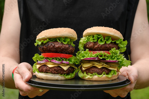Fotografie Podwójne burgery z mięsem wołowym, domowy fast food z przepisu babci, grillowa m