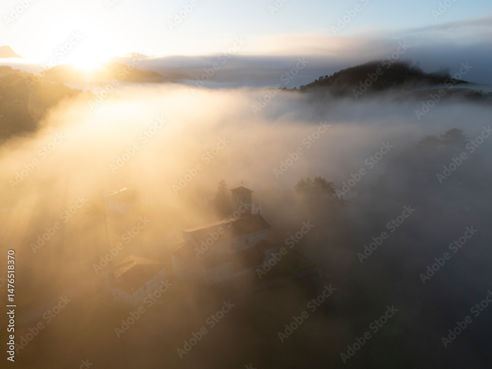 Fototapeta premium nieblas al amanecer desde punto de vista aéreo