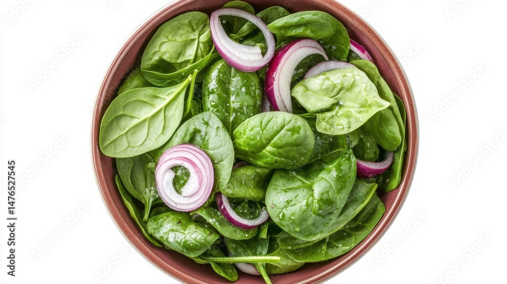 Obraz premium A spinach salad with red onions in a wooden bowl.