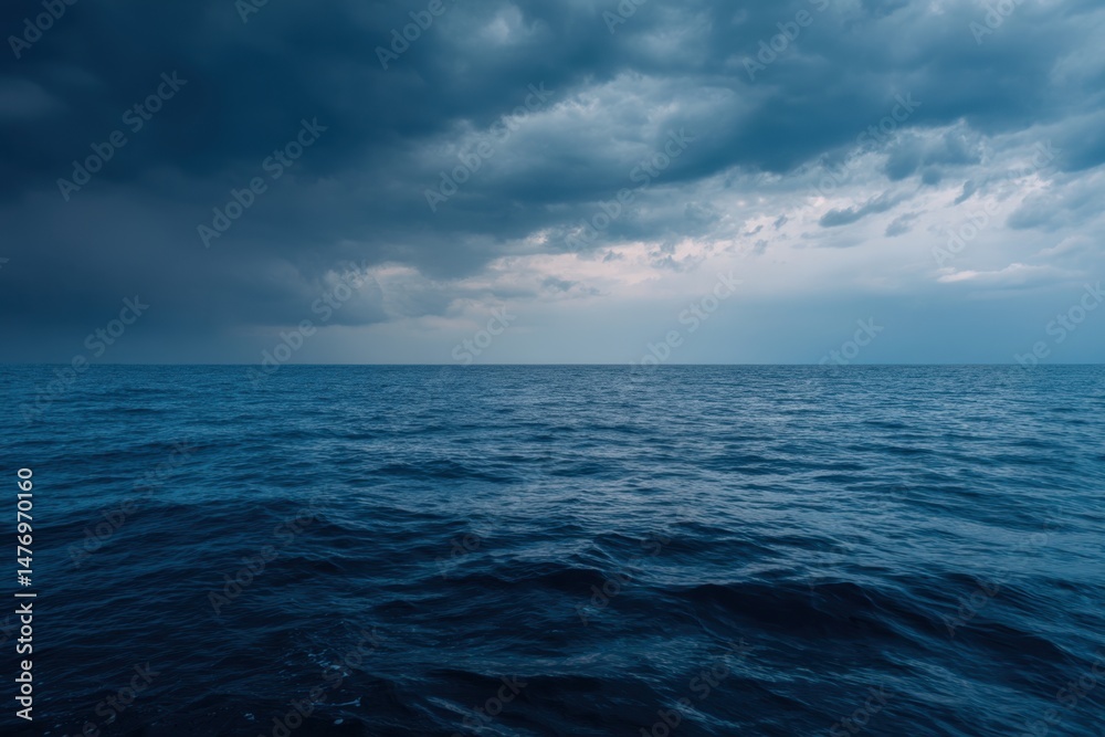 Obraz premium Ocean under a cloudy and stormy sky