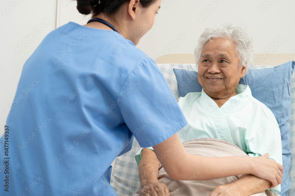 Obraz premium Asian doctor checking and treat elderly woman patient health in hospital.