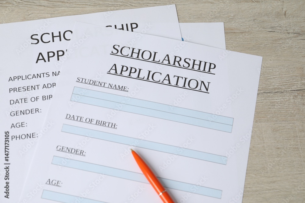 Obraz premium Scholarship application forms and pen on wooden table, above view