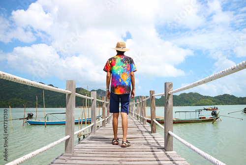 Quadro em tela People walking on the wooden bridge at Ao Talet bay to the boat for pink dolphin
