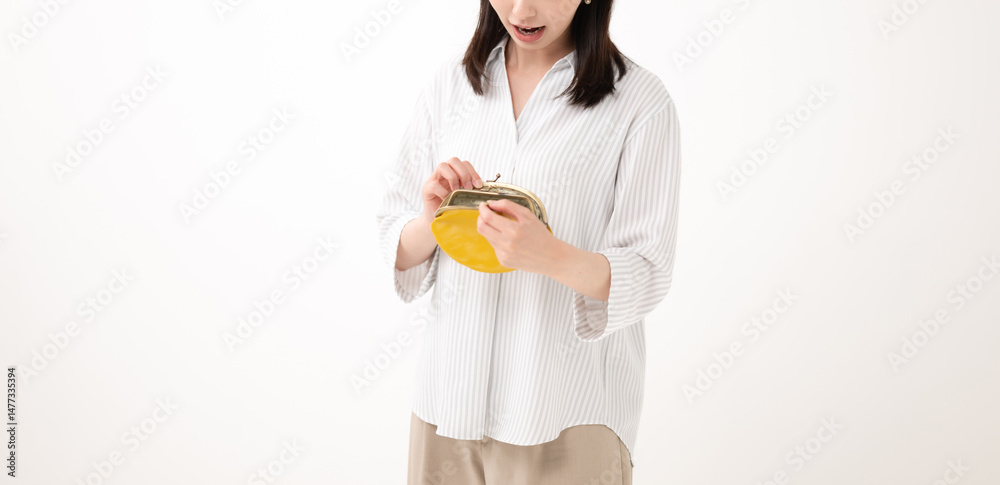 財布を持つ女性 財布を持つ女性