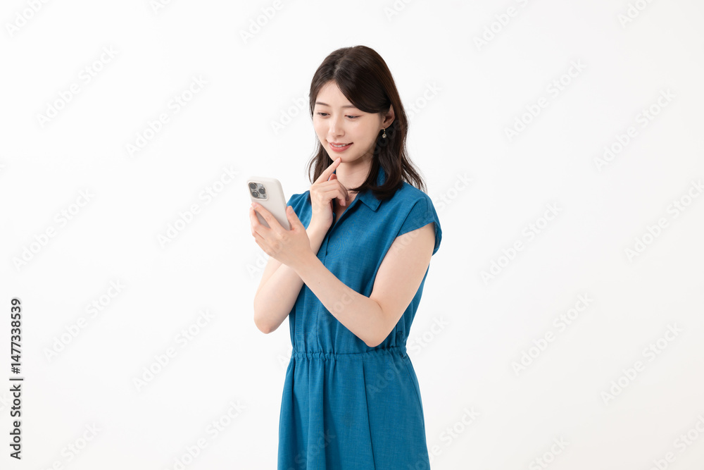 スマホを持つ女性 スマホを持つ女性