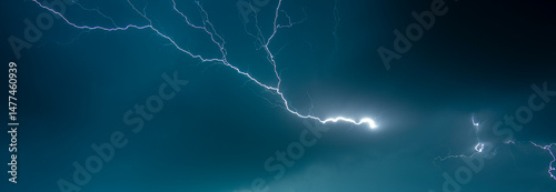 Dramatischer Blitz am Nachthimmel – Naturgewalt bei Gewitter mit elektrisierendem Lichtspiel, eingefangen in einer weiten Panoramaaufnahme mit dunklem Himmel und starkem Kontrast