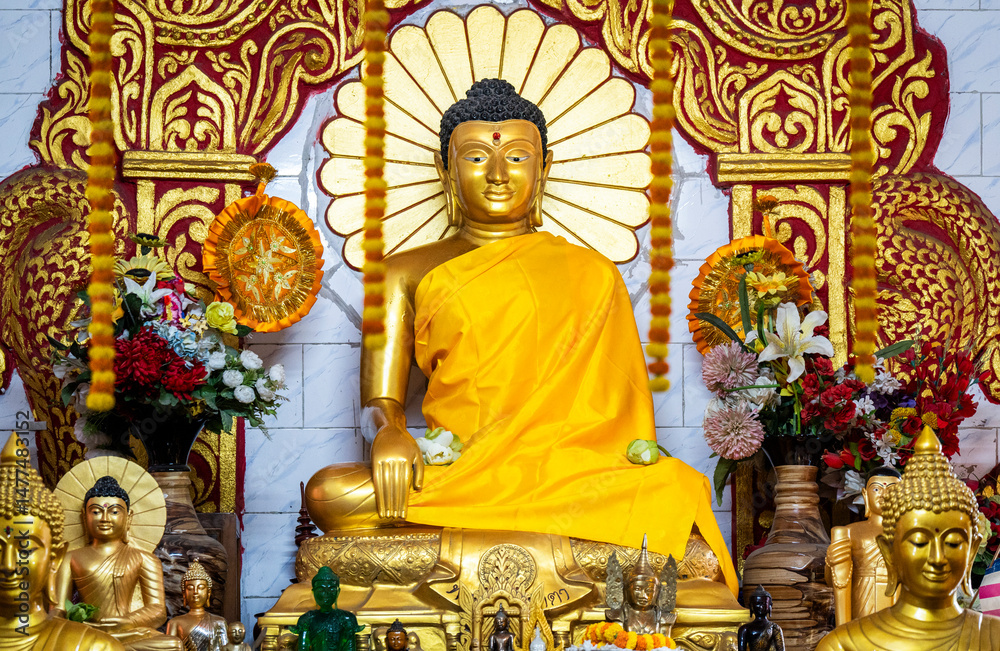 Fototapeta premium buddha statue in buddhist temple