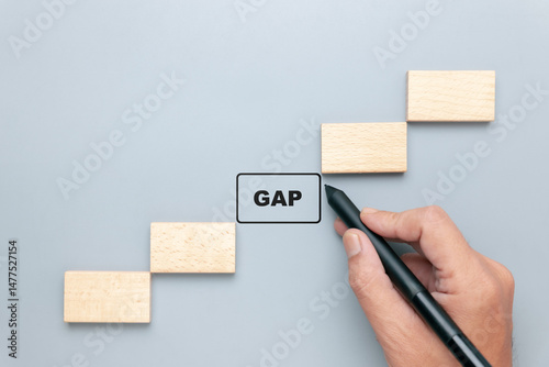 Hand drawing a square replace the missing pieces of wood in the pattern of a staircase, gap problems that prevent success