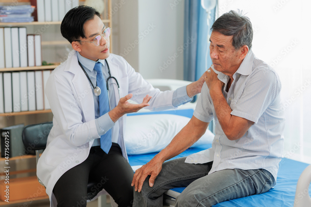 Obraz premium Elderly man pointing to neck and shoulder pain during consultation with a specialist, helping guide diagnosis and care for upper body discomfort.