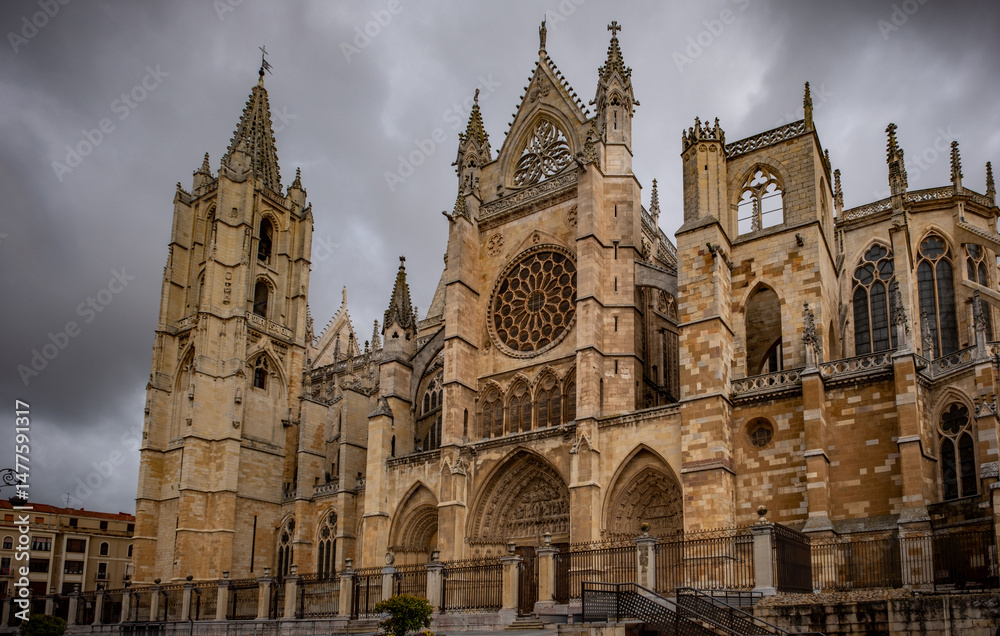 Fototapeta premium catedral gotica de Leon Castilla España ejemplo de estilo gotico Esapñol