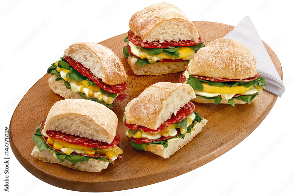 tábua de servir com sanduíche de salame, rúcula e queijo isolado em fundo transparente tábua de servir com sanduíche de salame, rúcula e queijo isolado em fundo transparente
