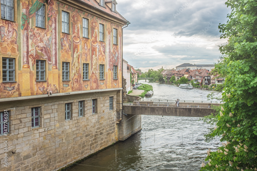 Naklejka premium Altes Rathaus in Bamberg mit Fassadenmalereien und Ausblick auf die untere Brücke mit Fluss Regnitz und Klein Venedig