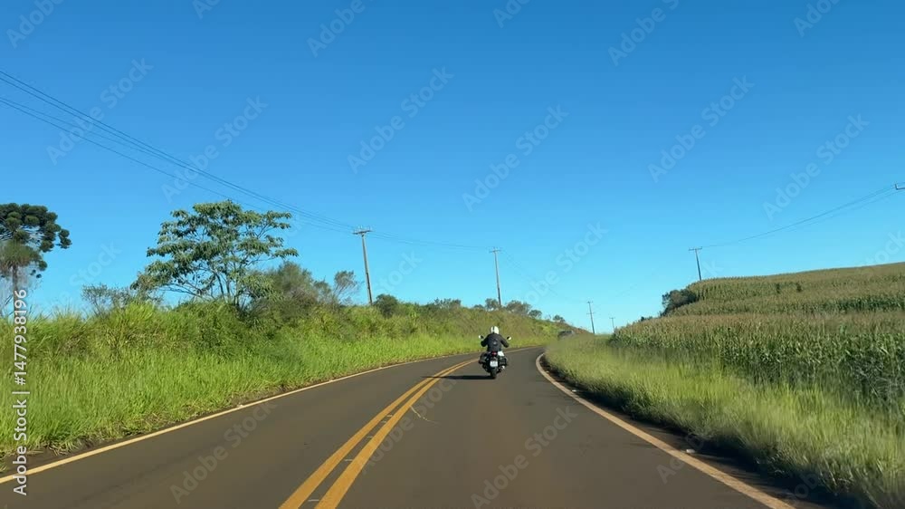 mulher motociclista na estrada