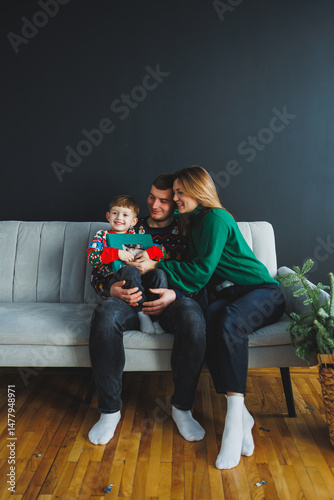 Obraz na płótnie A heartwarming family moment captured in colorful winter sweaters, beautifully highlighting the joy and warmth of the festive season as it is shared with beloved family members and good friends w salonie