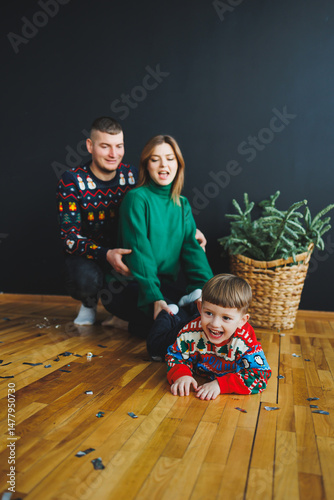 Obraz na płótnie Capture the true essence of family togetherness in a heartwarming and joyful holiday portrait, showcasing everyone wearing vibrant and colorful sweaters during this cheerful festive season w salonie