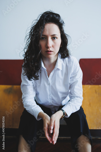 Obraz na płótnie Contemplative Woman in Elegant Setting A striking portrayal capturing rich emotions, showcasing deep introspection and the allure of contemporary portraiture, making it truly captivating w salonie