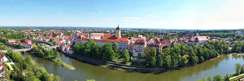 Eine beeindruckende Luftaufnahme von Neuburg an der Donau, einer malerischen Stadt in Bayern, Deutschland. Die Donau schlängelt sich durch die Stadt und bildet eine kleine Insel. Eine beeindruckende Luftaufnahme von Neuburg an der Donau, einer malerischen Stadt in Bayern, Deutschland. Die Donau schlängelt sich durch die Stadt und bildet eine kleine Insel.