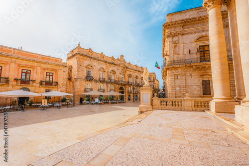 Obraz na płótnie Ortigia island, old cityspace town in Syracuse. Small island on Sicily, Italy. Main square with Syracuse Cathedral w salonie