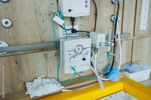 Obraz na płótnie Setting up medical equipment in a hospital setting requires a thorough and effective gas and air management system to ensure both patient safety and the optimal performance of healthcare services w salonie