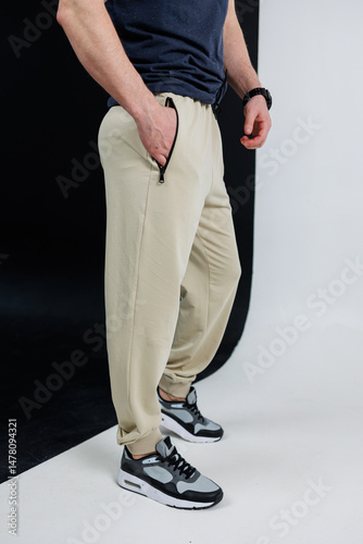 Obraz na płótnie Trendy Casual Wear These stylish beige joggers, when paired with trendy athletic sneakers, create an effortlessly modern street look that is perfect for a variety of casual occasions w salonie