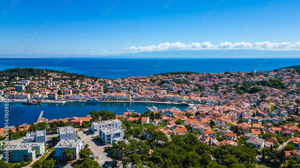 Obraz premium Daytime aerial view of Mali Lošinj (Losinj), Croatia, featuring Župna crkva rođenja Blažene Djevice Marije and charming coastal architecture along the Adriatic Sea. A peaceful and sunny island scene