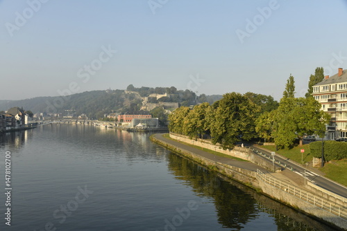 Reflet dans la Meuse au matin en direction du Grognon à Namur 