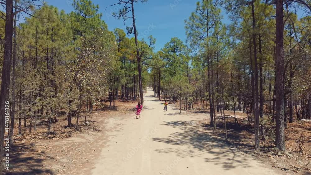 Raramuri en juego tradicional de aros en la sierra tarahumara, Chihuahua