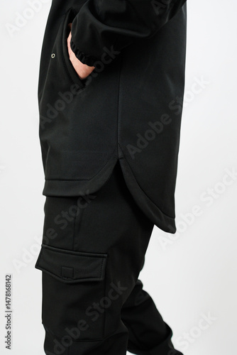 Obraz na płótnie This stylish black outfit showcases a modern jacket paired with cargo pants, perfect for creating a trendy streetwear look that is both fashionable and comfortable for everyday wear w salonie