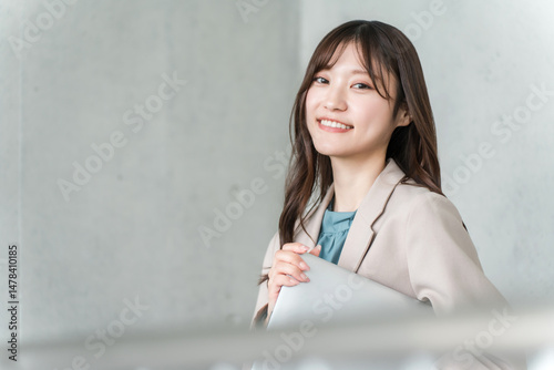 Wallpaper Mural ノートパソコンを持つ若いアジア人女性（ビジネスウーマン,オフィスカジュアル）
 Torontodigital.ca