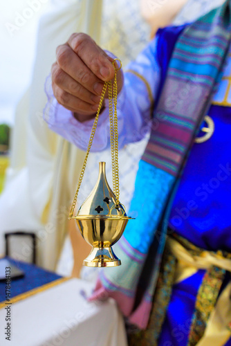 Quadro em tela Jewish high priest showcases golden incense burner during cultural event