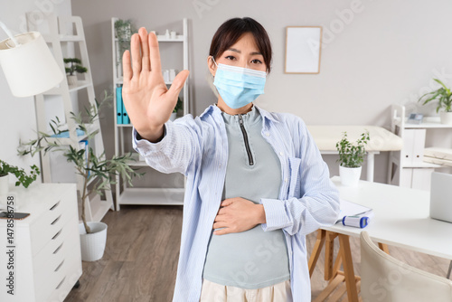 Young asian woman in medica...