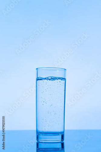 Obraz na płótnie glass of water on blue background w salonie