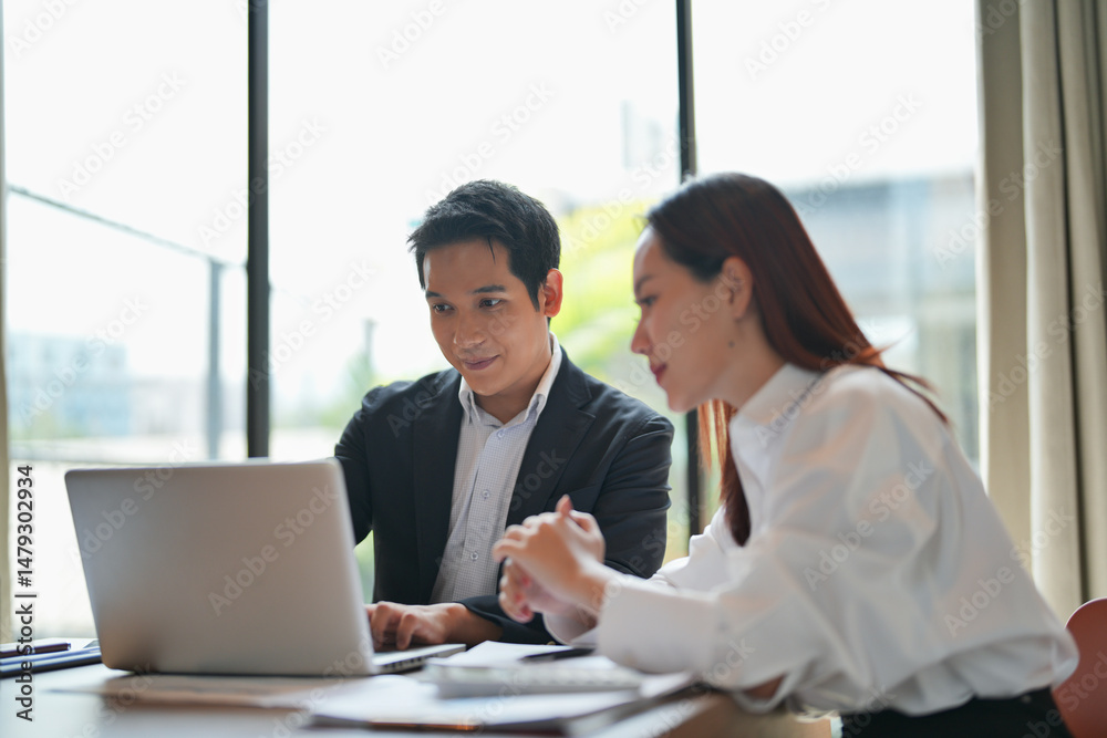Obraz premium Asian office employee supervising Mentor training trainee at office