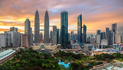 Tableau sur plexiglas Kuala Lumpur Gratte-ciels de Kuala Lumpur sous ciel nuageux  © anuchit2012