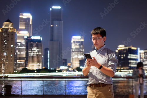 Canvas Print asian businessman using smart phone in city