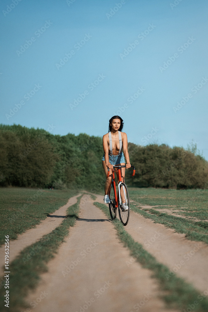 Obraz premium young woman riding a bicycle