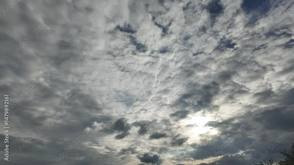 Rasende Wolkenreise: Ein zweistündiger Zeitraffer am Himmel
