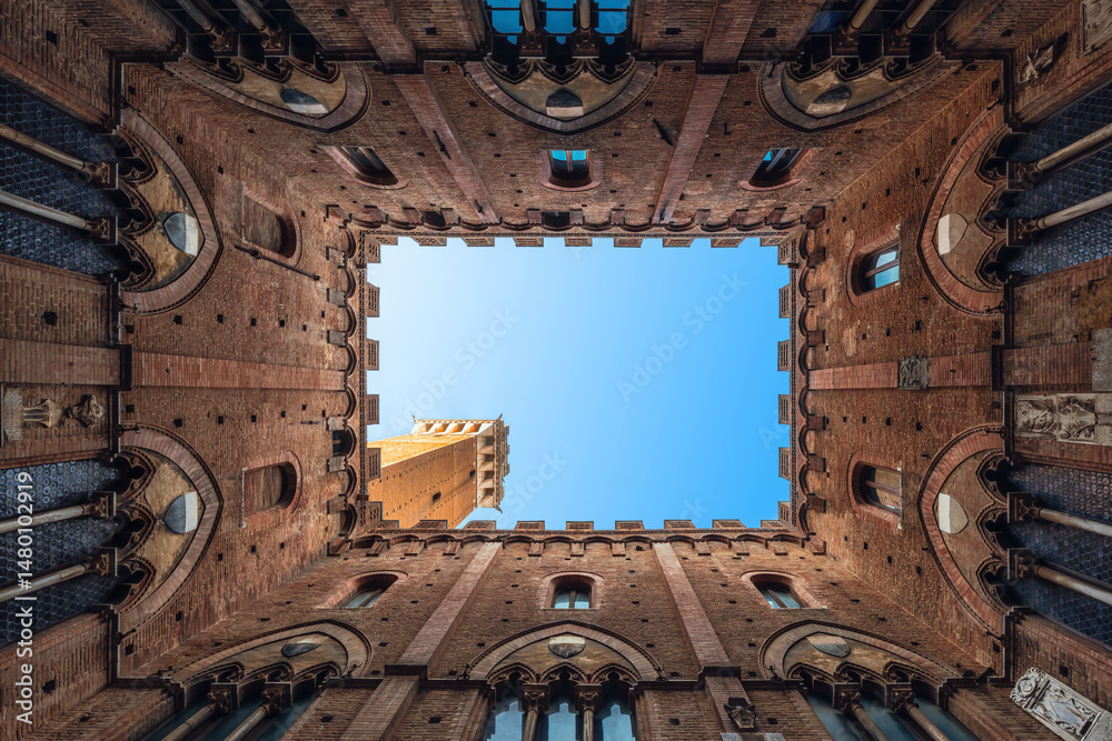 Obraz premium Wide angle view of famous Torre del Mangia at Palazzo Pubblico in Siena, Tuscany, Italy