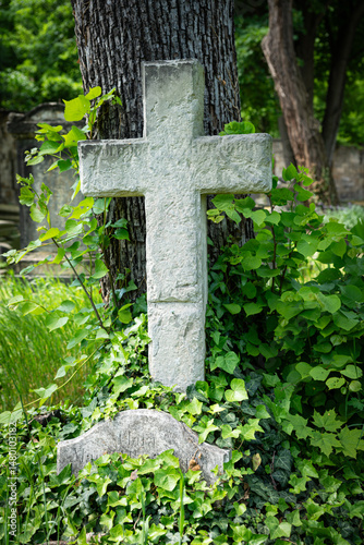 steinernes Grabkreuz photo
