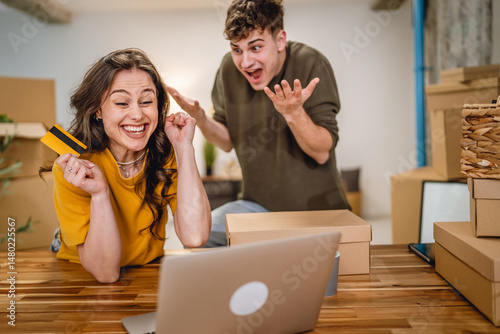 Billede på lærred Boyfriend get angry at girlfriend for too much online shopping