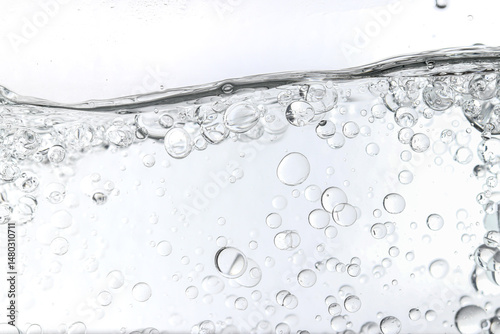 Foto Crystal-clear liquid with rising bubbles, symbolizing purity, hydration, and freshness