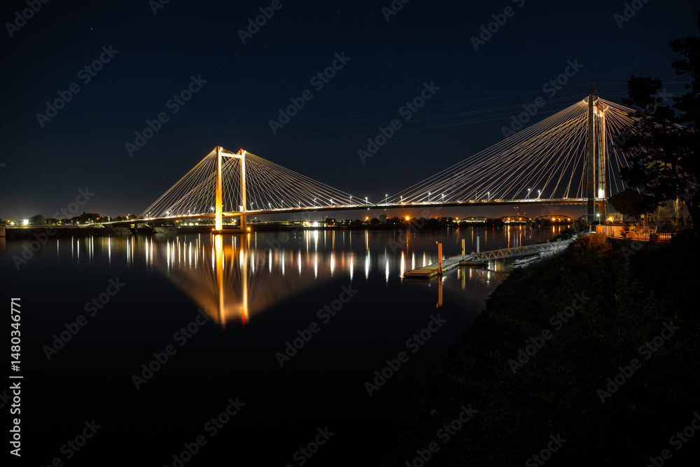 Fototapeta premium Ed Hendler Bridge in Kennewick crossing the Columbia River, WA