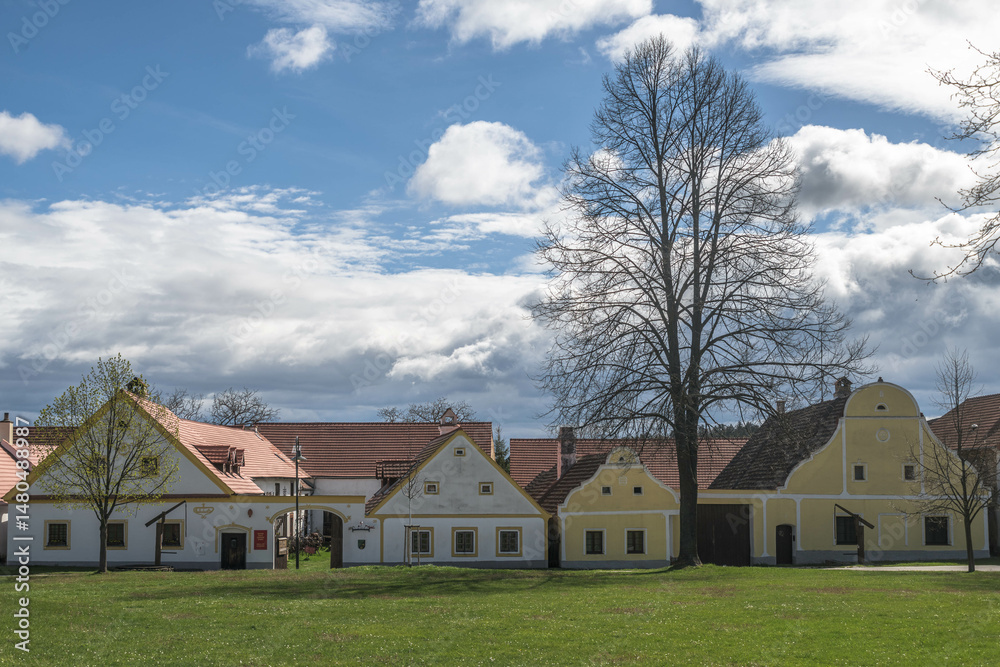 Häuserreihe mit Baum in Hollschowitz, Tschechien Häuserreihe mit Baum in Hollschowitz, Tschechien