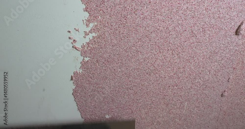 Applying decorative plaster to the wall