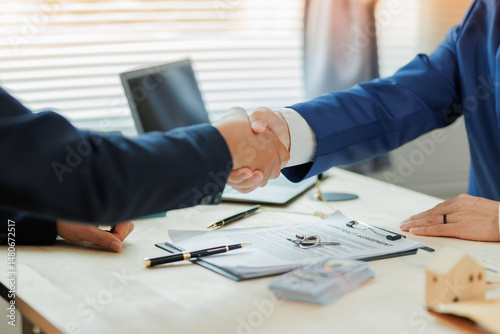 Obraz na płótnie A real estate agent and client shake hands, marking a successful agreement in the home buying process. w salonie