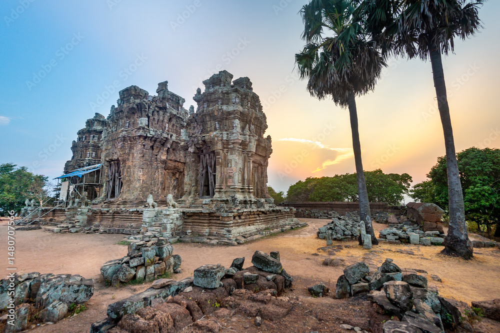 Fototapeta premium Phnom Kraom,Angkorian temple at sunset,near to Tonle Sap lake and Siem Reap,Cambodia.