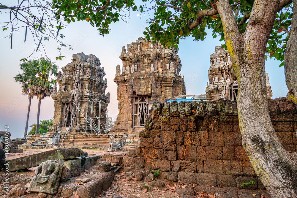 Obraz premium Phnom Kraom,Angkorian temple at sunset,near to Tonle Sap lake and Siem Reap,Cambodia.