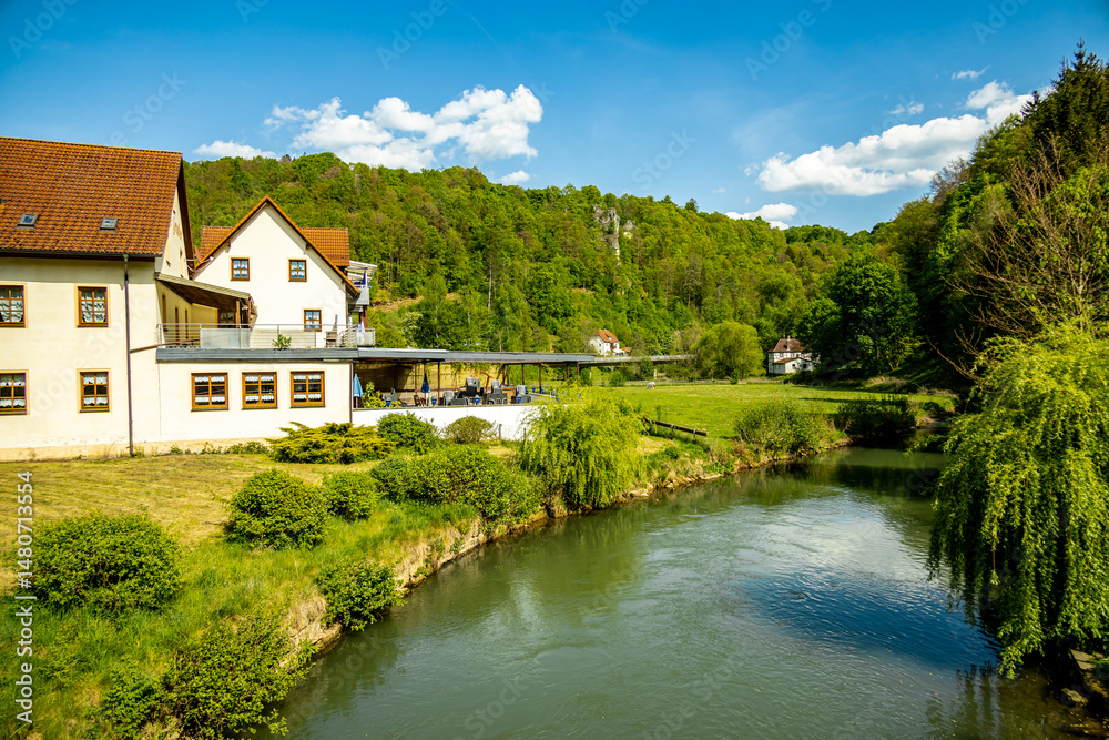 Obraz premium Frühsommerliche Wanderung in der wunderschönen Fränkischen Schweiz von Pottenstein nach Gössweinstein - Oberfranken - Bayern - Deutschland 
