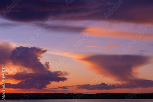 Fototapeta Naklejka Na Ścianę i Meble -  Nubes purpuras y naranjas al atardecer
