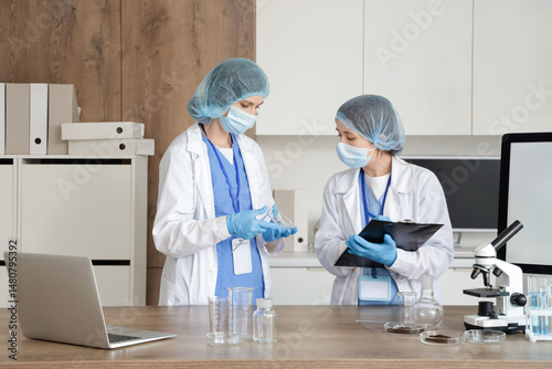Female scientists working w...